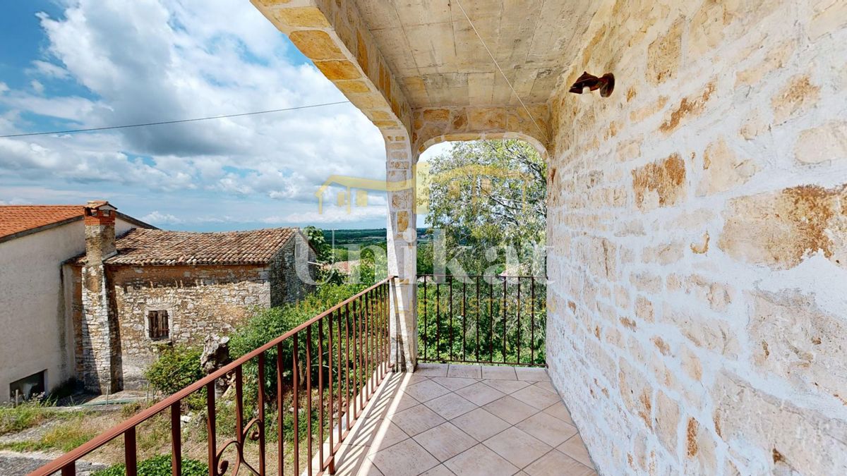 Casa in pietra ristrutturata con piscina
